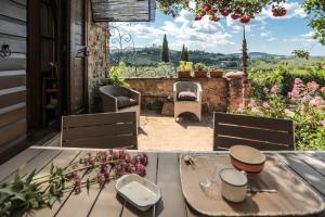 une table et des chaises sur une terrasse avec vue dans l'établissement Le Rose di Montagnana, à San Gimignano