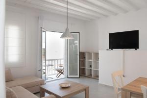 Televízia a/alebo spoločenská miestnosť v ubytovaní Nireas Apartments Mykonos Downtown