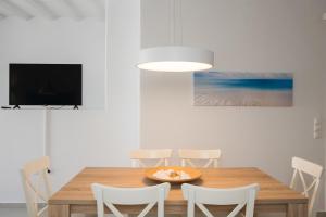 Televízia a/alebo spoločenská miestnosť v ubytovaní Nireas Apartments Mykonos Downtown
