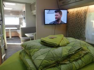 Televízia a/alebo spoločenská miestnosť v ubytovaní Apartamenty u Łukasza