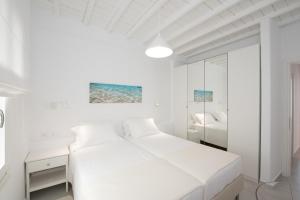Posteľ alebo postele v izbe v ubytovaní Nireas Apartments Mykonos Downtown