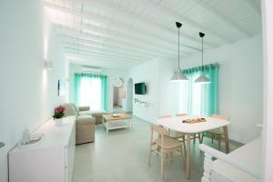 Televízia a/alebo spoločenská miestnosť v ubytovaní Nireas Apartments Mykonos Downtown