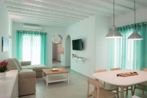 Televízia a/alebo spoločenská miestnosť v ubytovaní Nireas Apartments Mykonos Downtown