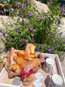 een tafel met een standbeeld erop met paarse bloemen bij Casa u fornu Residence & Spa in LʼÎle-Rousse