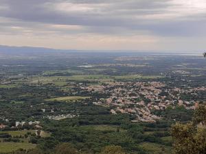 Luftaufnahme einer Stadt mit Häusern und Bäumen in der Unterkunft SENTIMIR in Saint-Génis