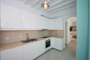 Kuchyňa alebo kuchynka v ubytovaní Nireas Apartments Mykonos Downtown
