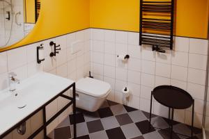 łazienka z toaletą i umywalką w obiekcie Arche Hotel Piła w mieście Piła
