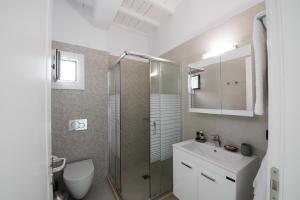 Kúpeľňa v ubytovaní Nireas Apartments Mykonos Downtown