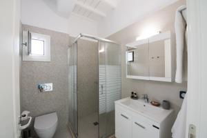 Kúpeľňa v ubytovaní Nireas Apartments Mykonos Downtown