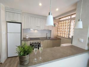 kuchnia z dwoma kieliszkami do wina na blacie w obiekcie Apartamento Veracruz - Primera Linea de Playa w mieście Benidorm