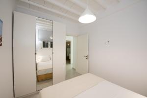 Posteľ alebo postele v izbe v ubytovaní Nireas Apartments Mykonos Downtown