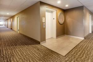 un couloir vide dans un immeuble de bureaux avec un couloir dans l'établissement MainStay Suites Dubuque at Hwy 20, à Dubuque