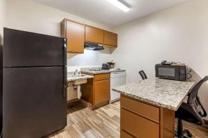 cocina con nevera y encimera en MainStay Suites Dubuque at Hwy 20 en Dubuque