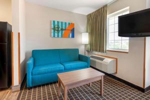 A television and/or entertainment centre at MainStay Suites Dubuque at Hwy 20
