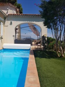 una piscina di fronte a una casa di Hotel Villa Maya a Saint-Tropez