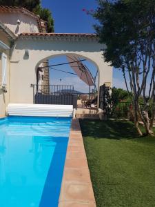 Bazén v ubytování Hotel Villa Maya nebo v jeho okolí