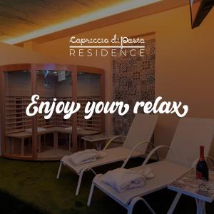 a restaurant with chairs and a sign that reads enjoy your relax at CAPRICCIO Di PASTA SPA CAMERA LUXURY in Gragnano