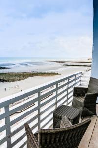 einen Balkon mit 2 Stühlen und Strandblick in der Unterkunft Hotel Atlantic in Wimereux