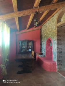 una stanza con tavolo e sedia rosa di Il Nuraghe ad Arbus