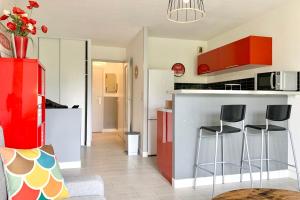 Køkken eller tekøkken på #D1 The red one Studio sofa bed Near GEM train station