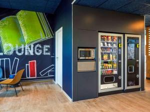 モーギオにあるIbis Budget Montpellier Aéroport Parc Des Exposの自動販売機と冷蔵庫が備わる客室です。