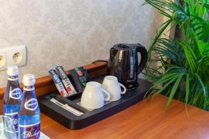 bandeja con una cafetera y tazas en una mesa en Eurohotel Swarzędz, en Swarzędz