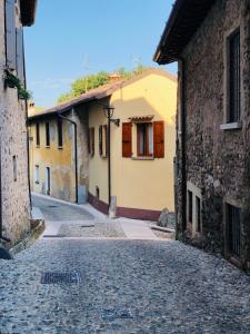 an alley with two buildings and a cobblestone street at Breakaway Dream Holiday House in San Felice del Benaco