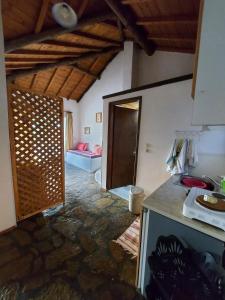 kuchnia z blatem i pokój z drzwiami w obiekcie Beautiful house wiht sea view in Samos Island w mieście Koumeika