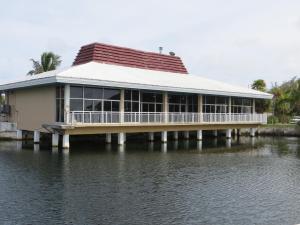 舒格洛夫海岸苏加洛夫旅舍的水体上码头上的建筑物