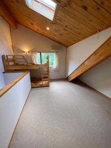 白马村Hakuba-ism的客房设有两张双层床和天花板。