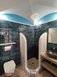 La salle de bains est pourvue d'un lavabo et d'un miroir. dans l'établissement Leonidas Apartments, à Kamari