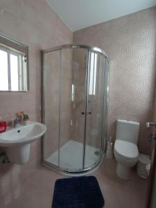 Koupelna v ubytování F7 Room 1, Private Double room with private bathroom in shared Flat
