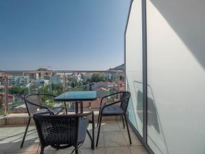 Un balcón o terraza en Skyline Penthouse Budva