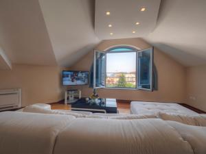 Una cama o camas en una habitación de Skyline Penthouse Budva