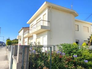 ヴィラ・ノーヴァ・デ・セルヴェイラにあるCerqueira's Houseの白い建物(バルコニー付)