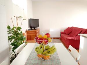ヴィラ・ノーヴァ・デ・セルヴェイラにあるCerqueira's Houseのテーブル(フルーツバスケット2つ付)