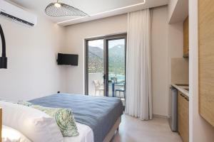 1 dormitorio con cama y ventana grande en Mira Mare Luxury Residence, en Balíon