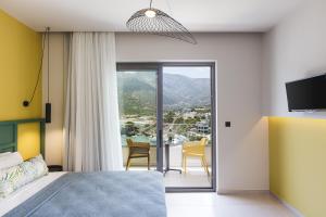 Mira Mare Luxury Residence في باليون: غرفة نوم بسرير وشرفة مطلة