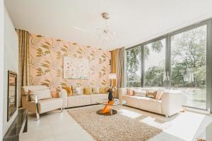 奥斯特西巴德钦诺维茨Villa Baldursheim的有两张沙发和一扇大窗户的客厅