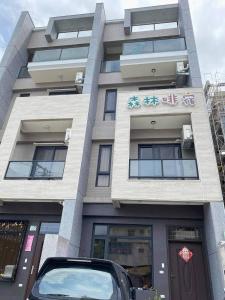Forrest Cafe Villa في جيان: مبنى متوقف امامه سيارة
