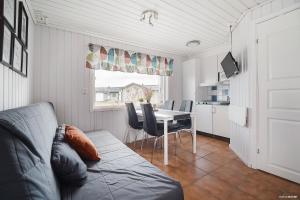 een woonkamer met een bank en een tafel bij First Camp Björknäs-Boden in Boden