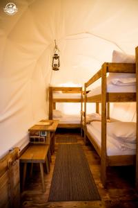 
Łóżko lub łóżka piętrowe w pokoju w obiekcie Western Camp Resort
