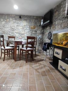 Calvi dellʼ UmbriaにあるGiardino casa Selciataのダイニングルーム(テーブル、椅子、水槽付)