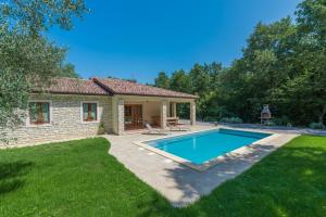 a house with a swimming pool in a yard at Villa Mirabella in Umag