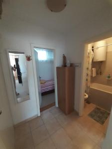 ein Badezimmer mit einer Badewanne, einem WC und einem Waschbecken in der Unterkunft APARTMENT SUNSHINE- center of Split in Split