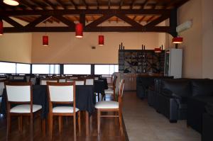 ein Esszimmer mit Tisch und Stühlen in der Unterkunft Rahuen Hotel/Restaurant in Carpintería