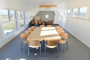 einen Tagungsraum mit einem Tisch und Stühlen in der Unterkunft Equiliber Reitkunstzentrum Burgenland in Wulkaprodersdorf