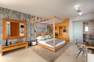 sypialnia z łóżkiem z baldachimem i kuchnia w obiekcie Casa de l’Albada w mieście Roses