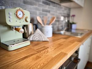 a machine sitting on top of a kitchen counter at Guest house IL VICOLO in Caprarola