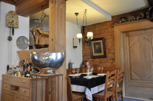 une salle à manger avec une table et des chaises ainsi qu'une chambre avec des murs en bois dans l'établissement Casa Tödi Restaurant Hotel, à Trun